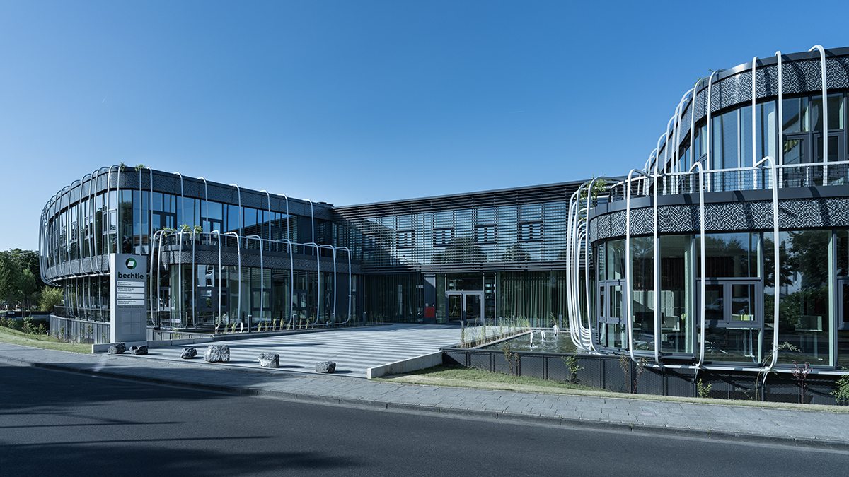 Außenansicht des Büroneubaus auf der Max-Planck-Straße in Köln.