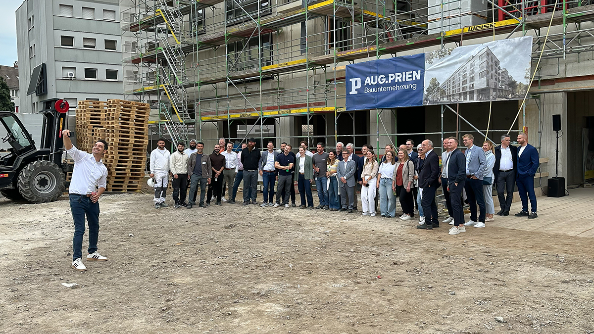 Gruppen-Selfie der Projektbeteiligten auf dem Richtfest zum Projekt "Leben am Sonnenpark".